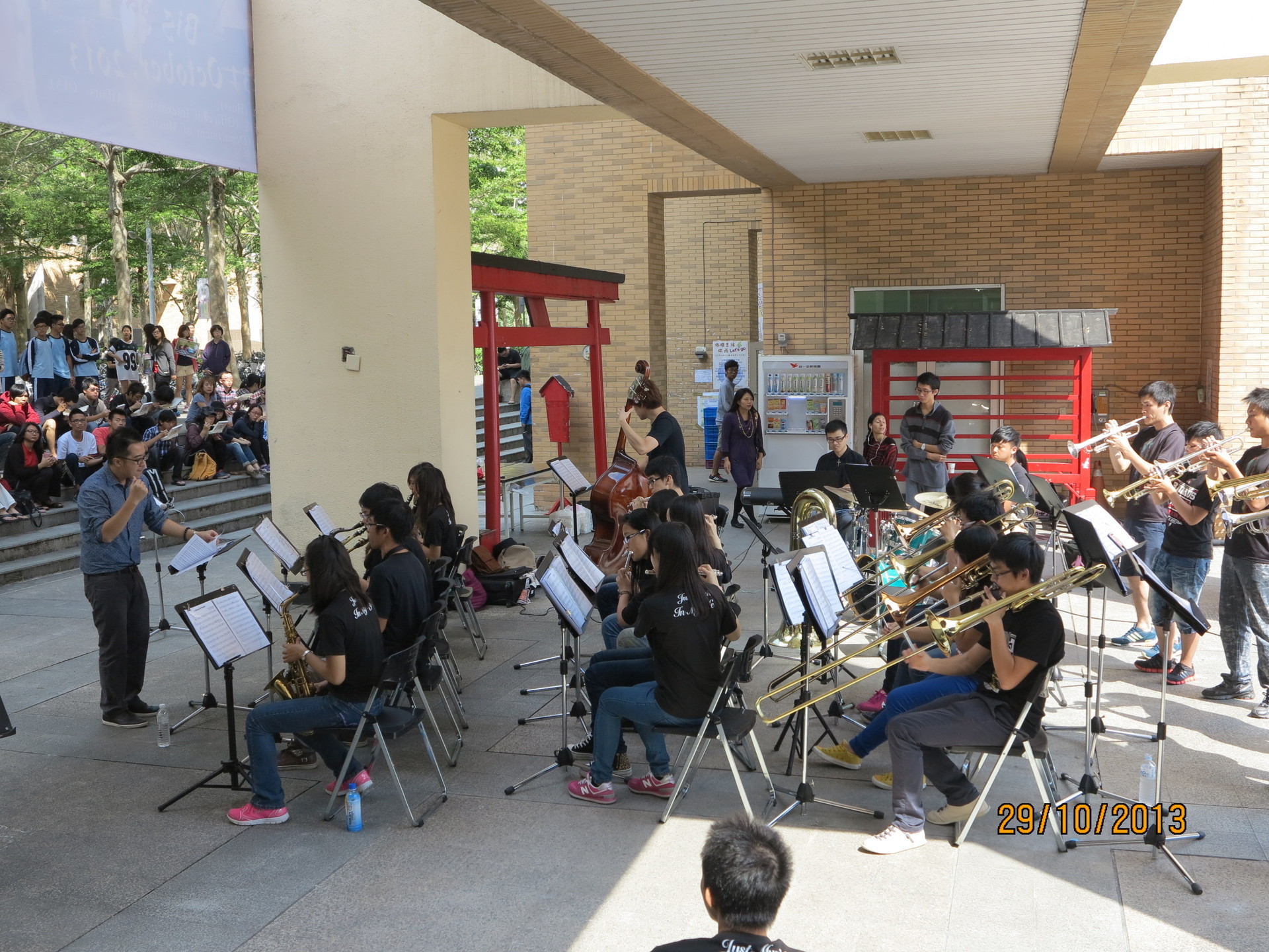 Jazz Lunch Time Concert由爵士音樂家亦為本校音樂系老師魏廣皓擔任指揮