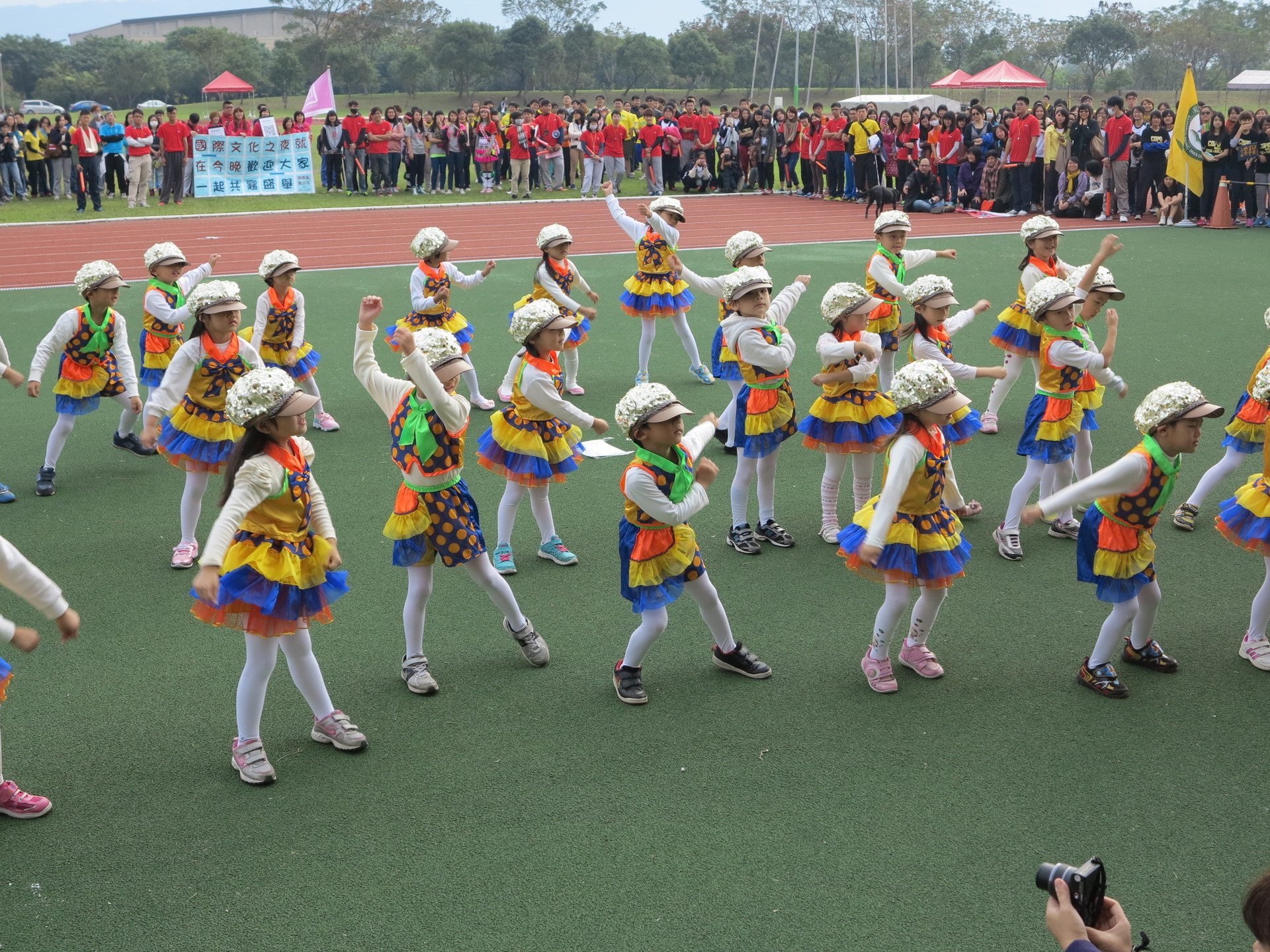 本校附設實驗幼兒園以表演的形式參加運動會