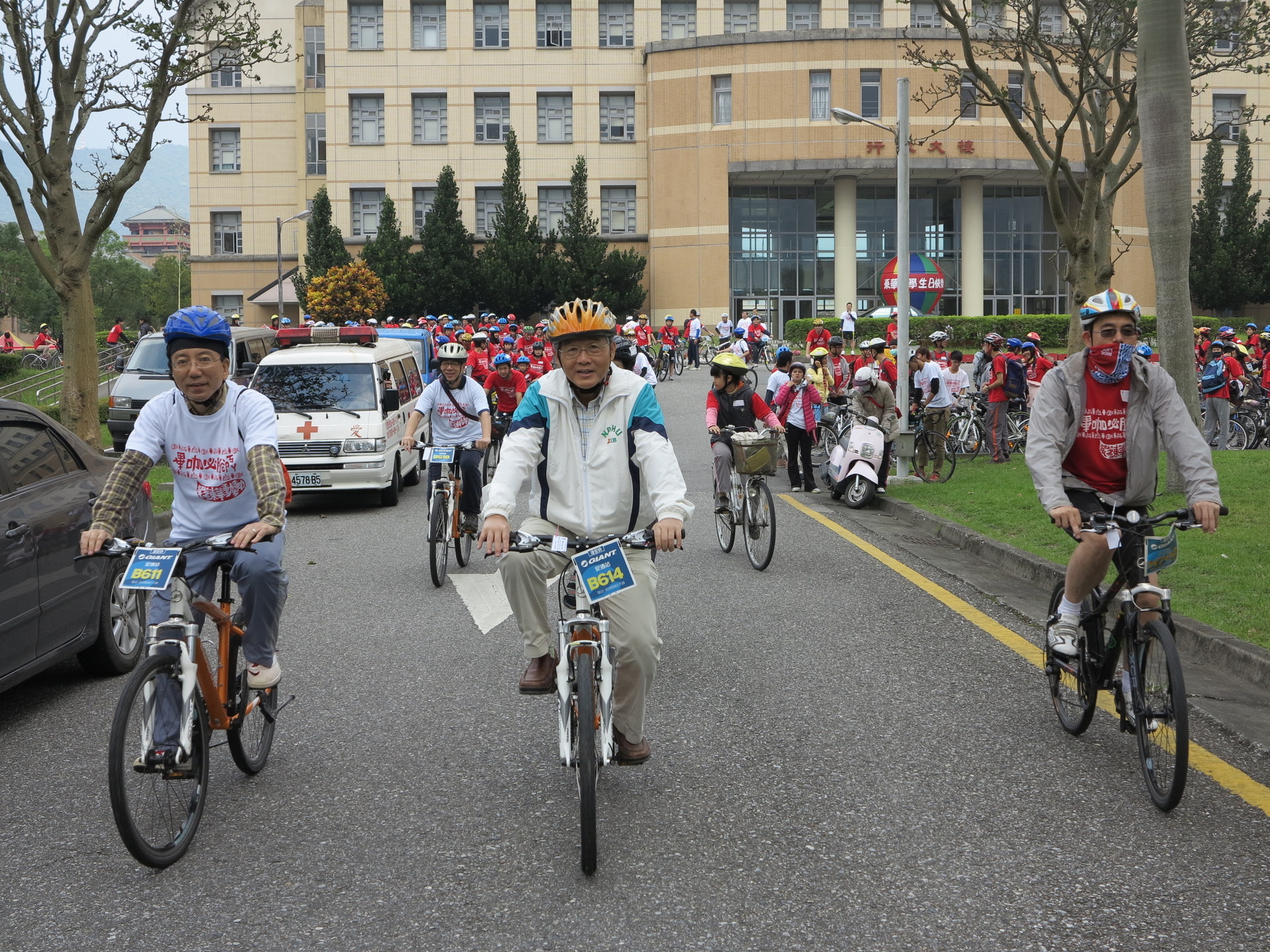 由副校長楊維邦(中)、學務長李大興(左)、國際長禇志鵬(右)帶隊出發