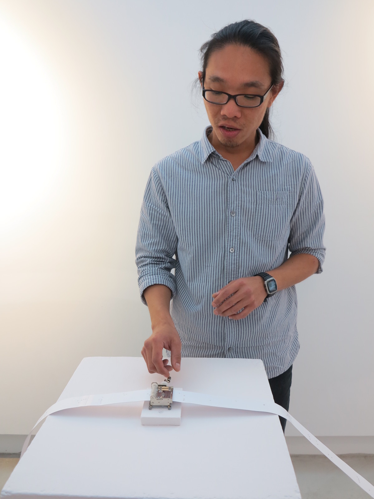 新加坡聲音藝術家Dennis Tan示範作品，轉動紙卡，隨紙卡上的洞發出不同的聲音