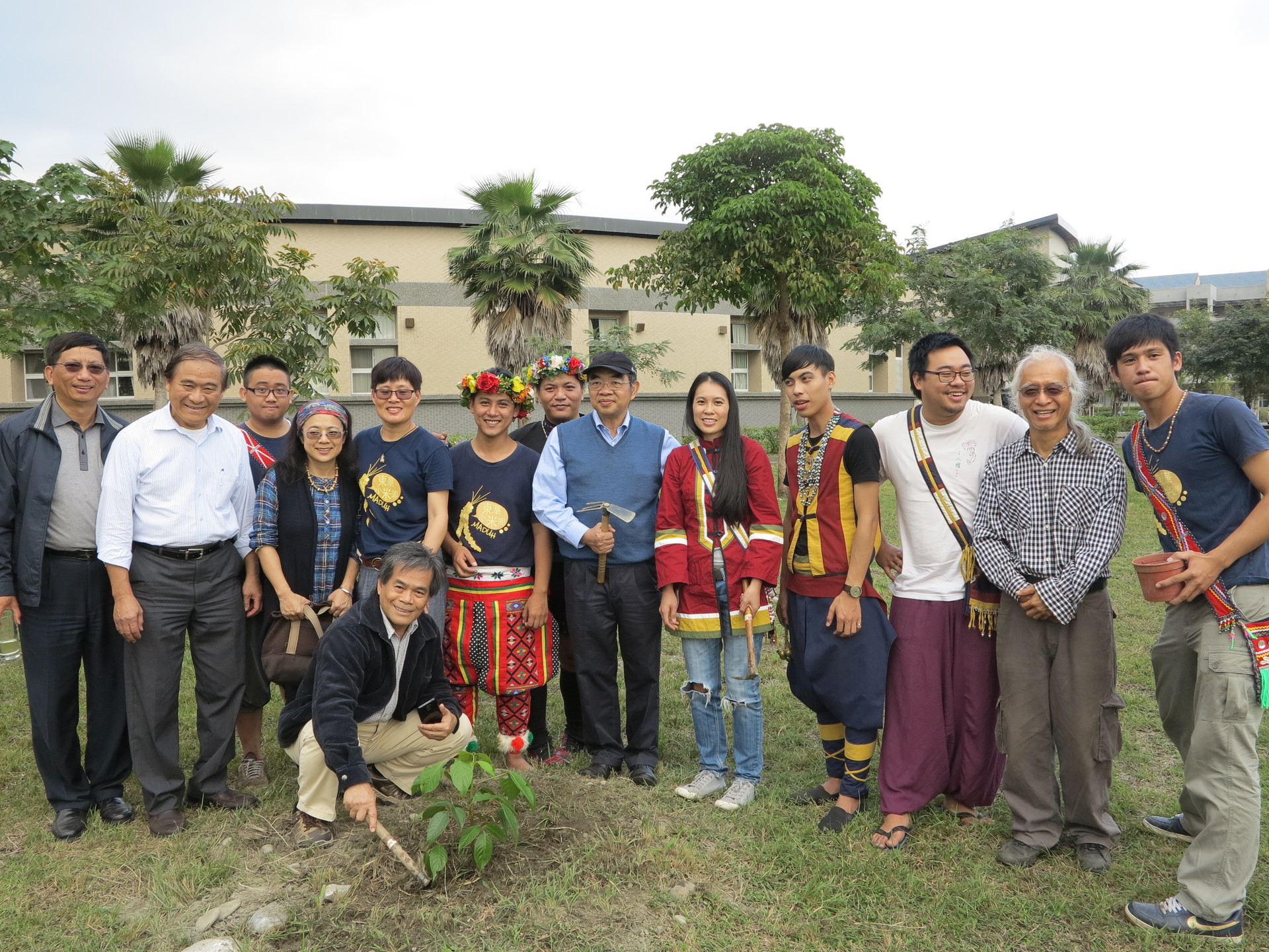 小米園人員與貴賓在種下幼苗後，一同合影留念