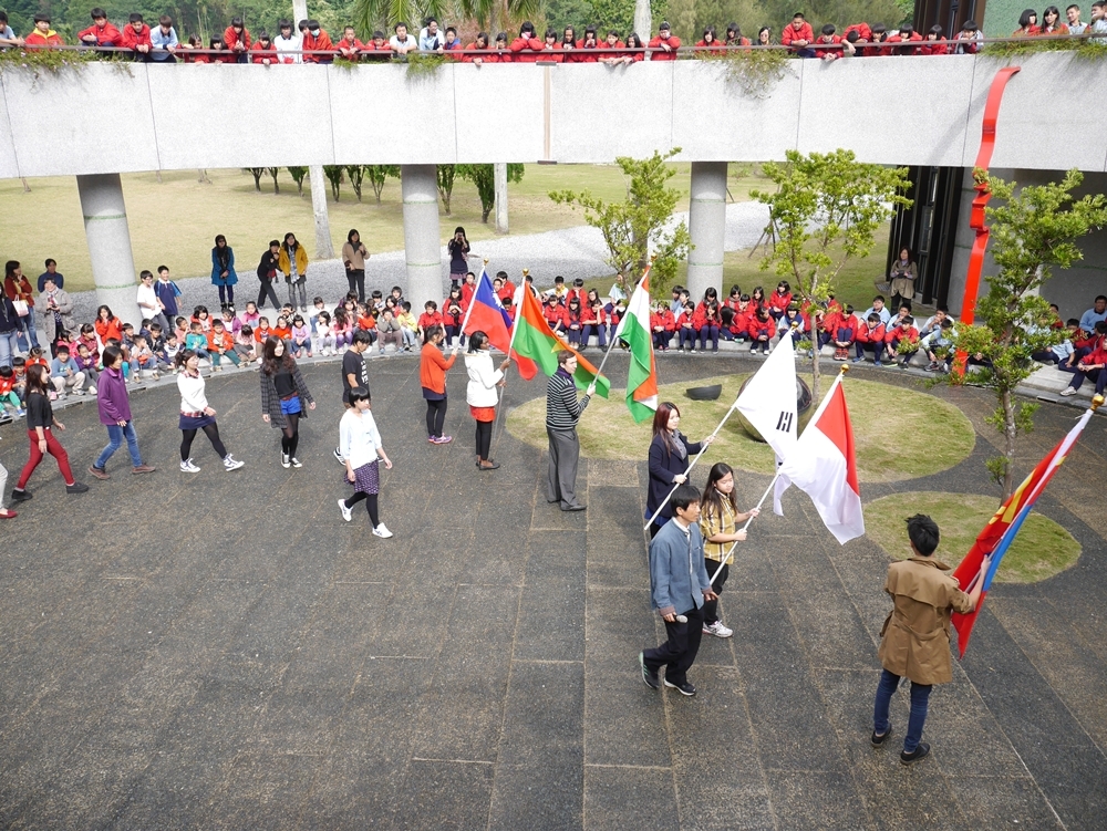 平和國中的老師們亦事先將參與展演活動國際學生國家的人文知識融入課程中，並認識其國旗