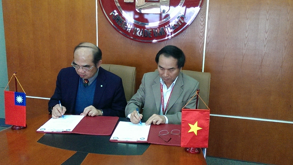 吳校長與河內外貿大學(Foreign Trade University)黃文洲校長簽屬備忘錄(memorandum of understanding, MOU)，兩校正式成為姊妹校。