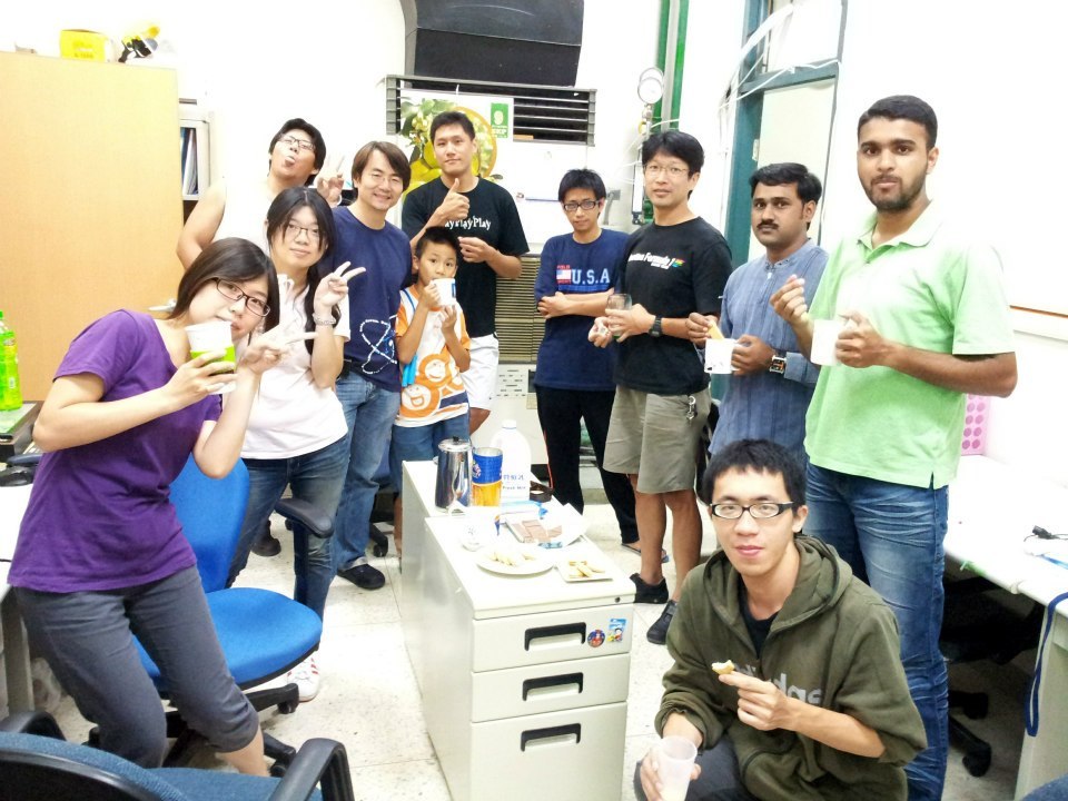 論文團隊：Rupesh S. Devan 博士(第一作者，右二)、Ranjit A. Patil 同學(第二作者，右一)、林金漢同學(第三作者，左五)、馬遠榮教授(左四，通訊作者)