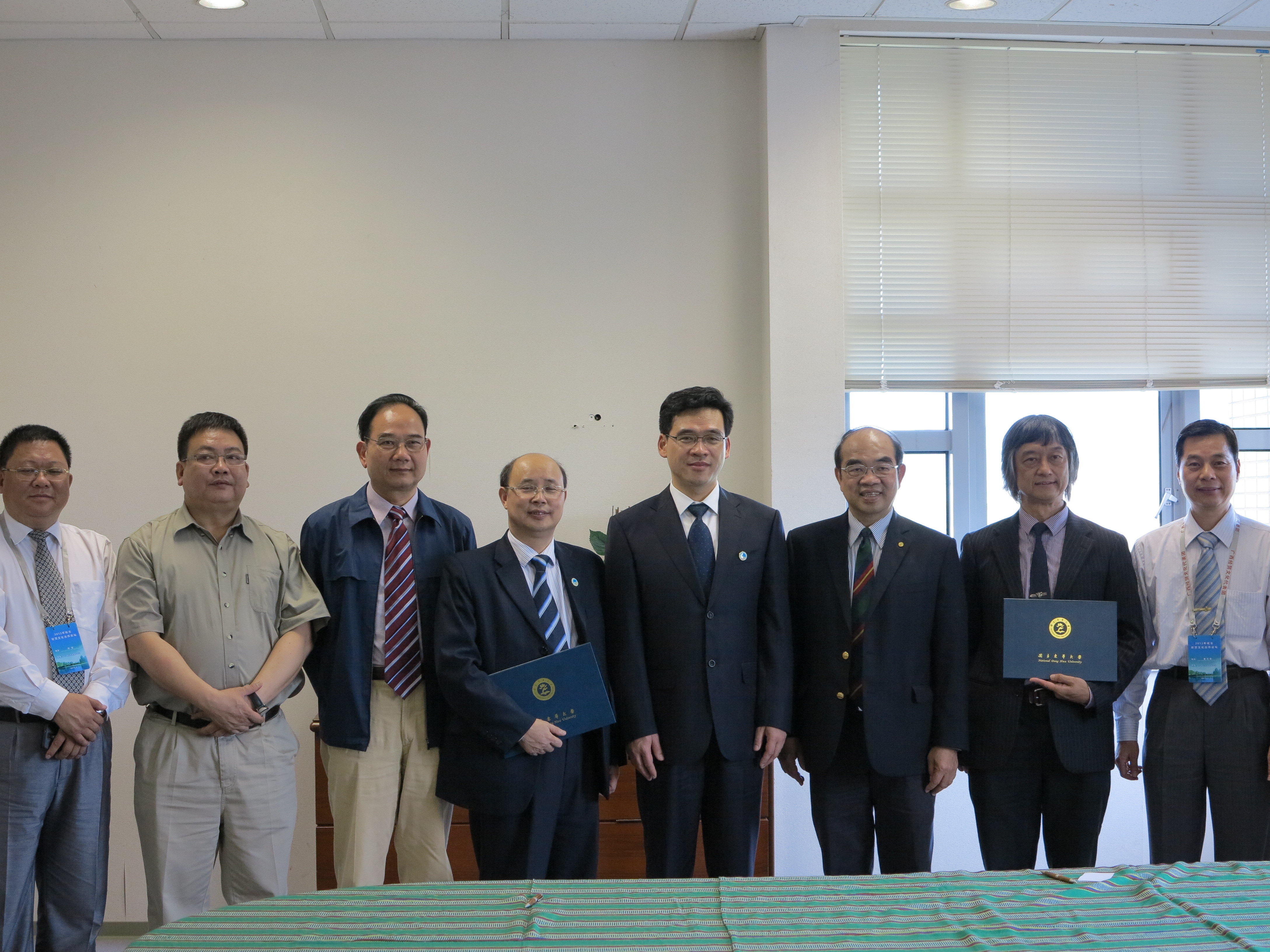 廣西教育團來東華大學交流，廣西壯族自治區教育廳廳長秦斌(左五)與東華大學校長吳茂昆(右三)皆希望促進雙方交流