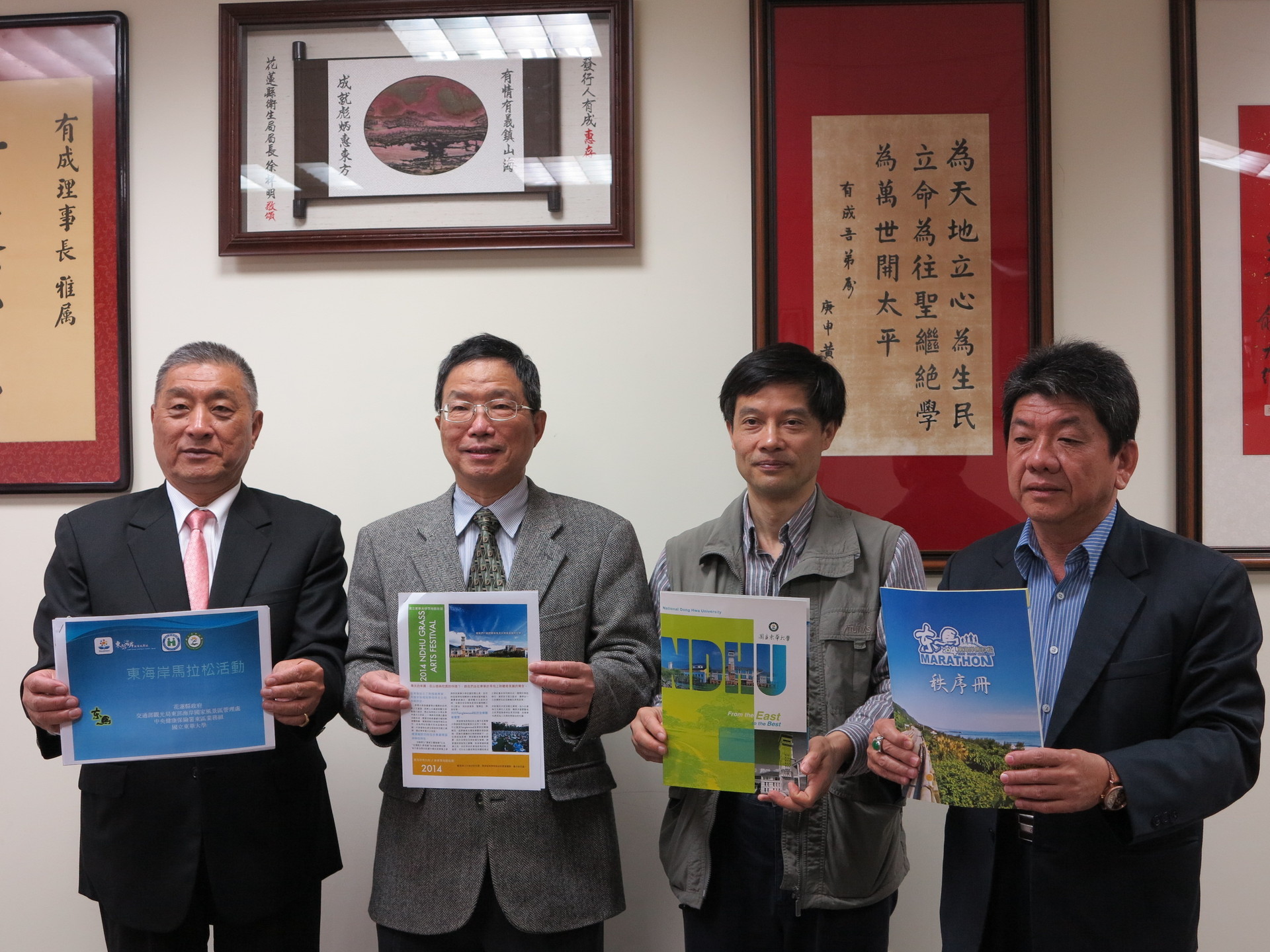 東方報發行人李有成、本校主任秘書蔡裕源、策展人戴文凱老師以及東方報社長林裕勳一同為東馬和草地藝術節宣傳