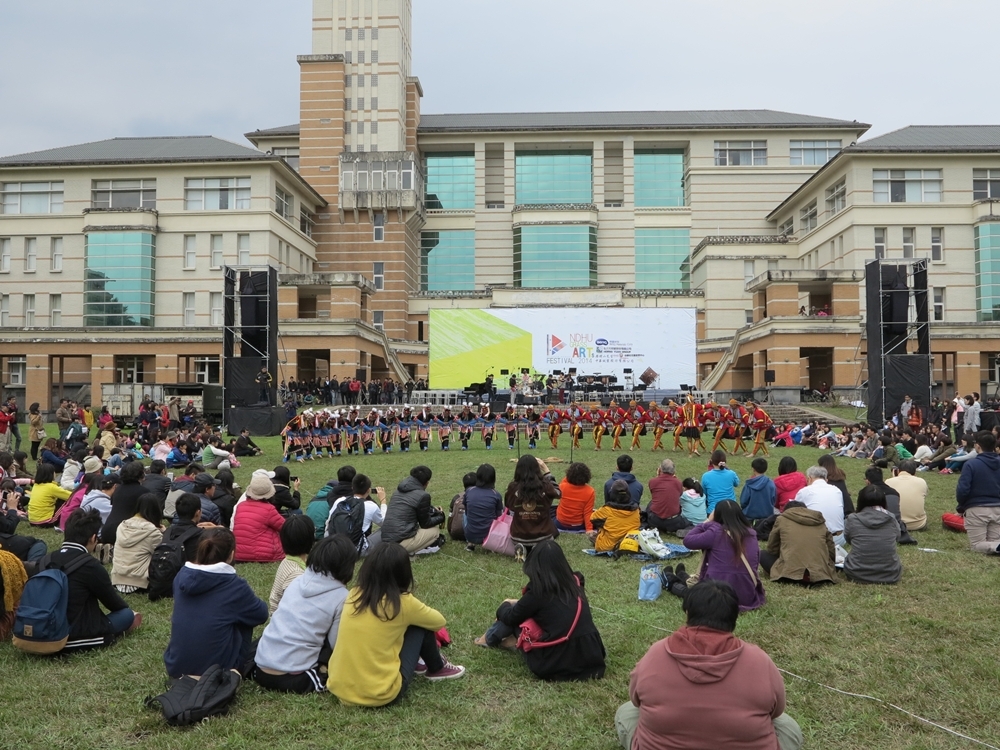 原民舞團快閃入人群演出，炒熱氣氛