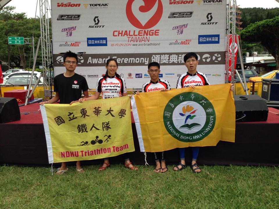 東華鐵人三項代表隊參加Challenge Taiwan時隊員於會場合影。