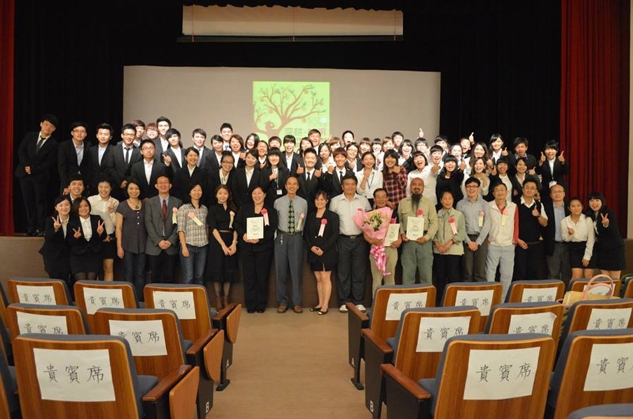 觀遊系師生與貴賓們合照