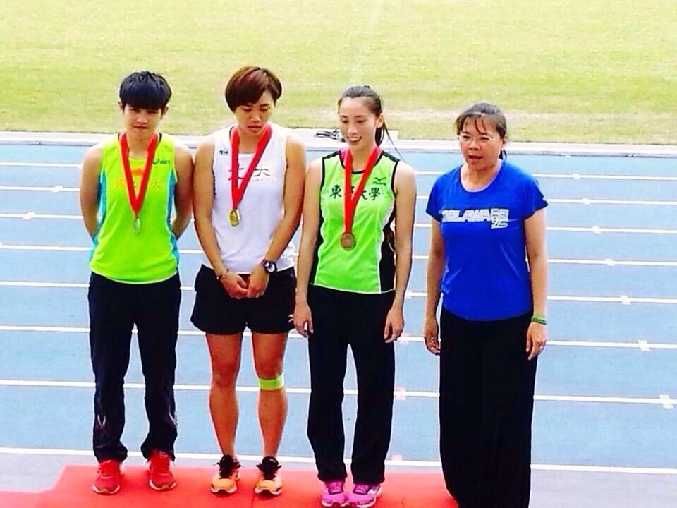 右二為體育與運動科學系二年級江乃文在女子公開組跳高拿下銀牌