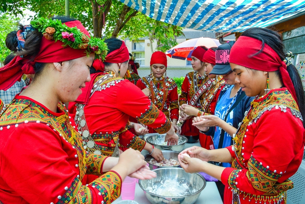 女同學們一起學習達魯瑪克飲食文化之美