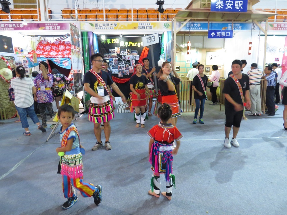 部落族人一同為學生加油鼓勵