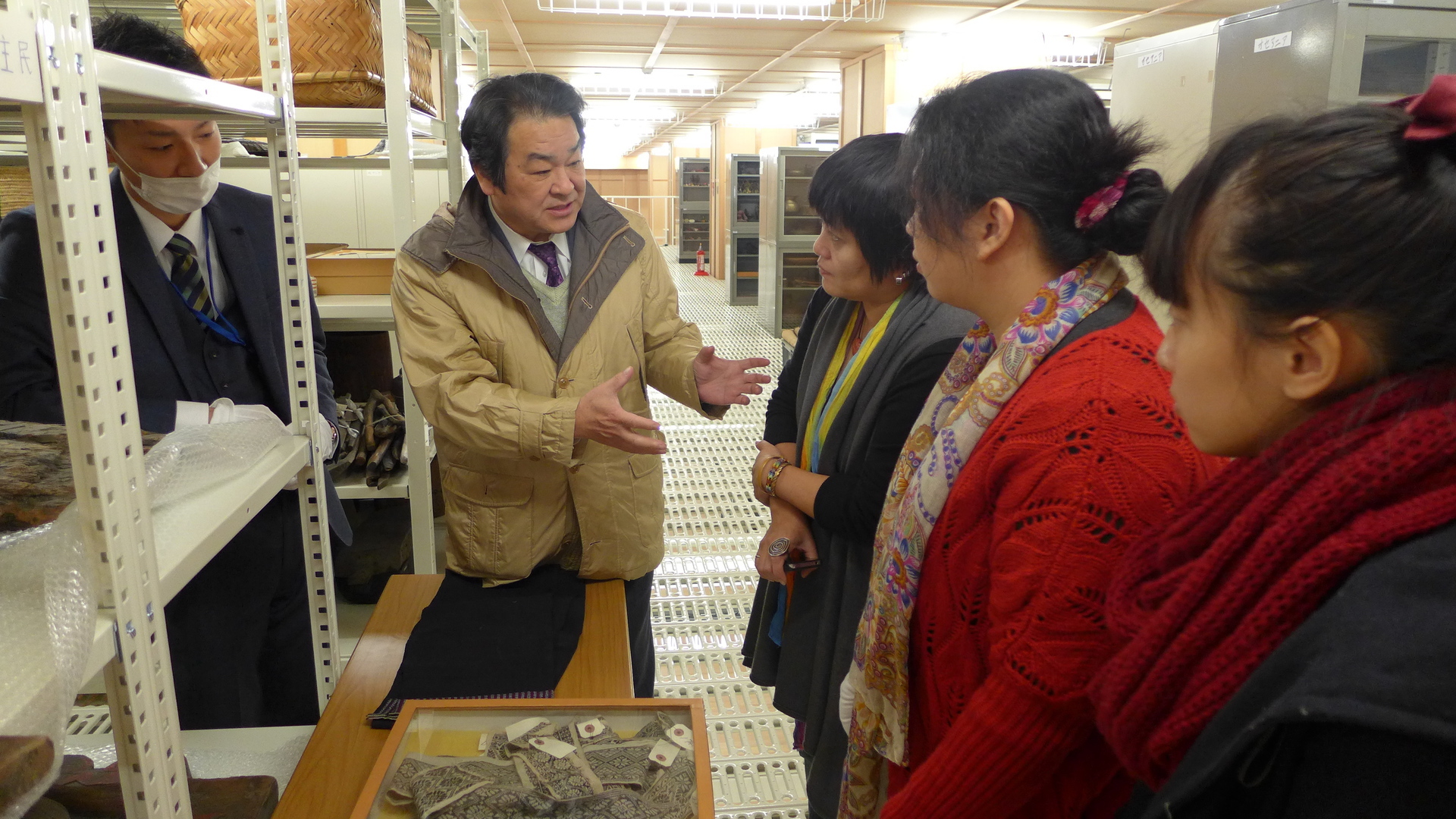 下村作次郎教授（左二）與早坂文吉研究員（左一）陪同東華團隊參訪天理參考館並解釋館藏。