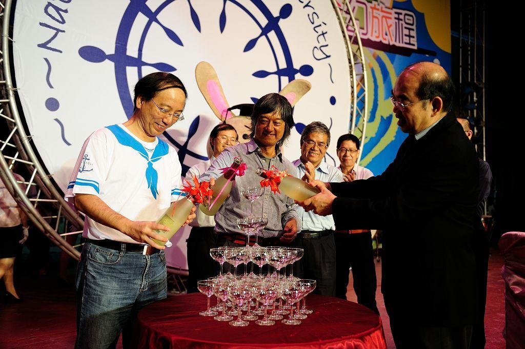 吳茂昆校長（右）、鄭嘉良副校長（中）及李大興學務長（左）為東華大學2067校慶共倒香檳慶祝