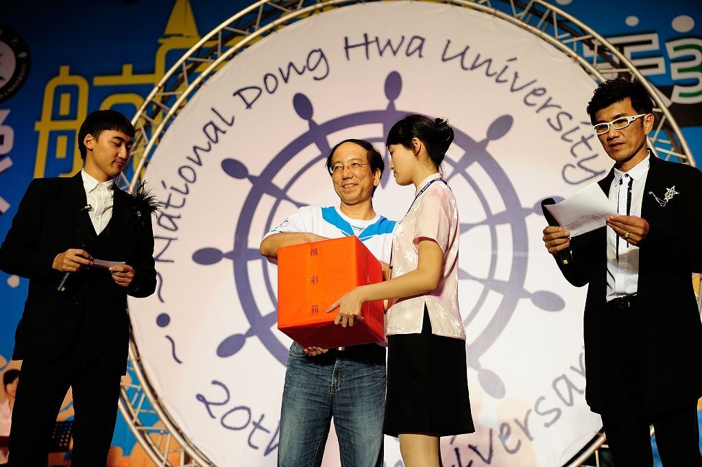李大興學務長為活動摸彩抽出幸運兒