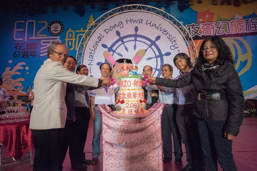 吳茂昆校長邀請貴賓共同切下三層立體生日蛋糕