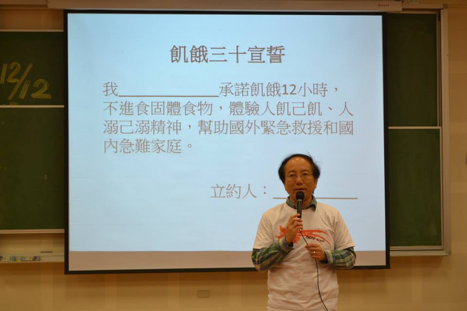 李大興學務長宇在場的學生們，說明「把握當下、珍惜現在」，並感謝同學們的對飢餓三十活動的響應