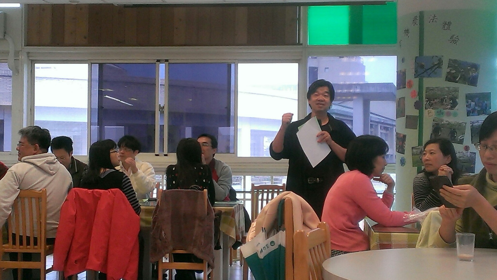 東華大學綠色實驗餐廳負責人宋秉明教授與來賓介紹本次藏式生態午餐的特色