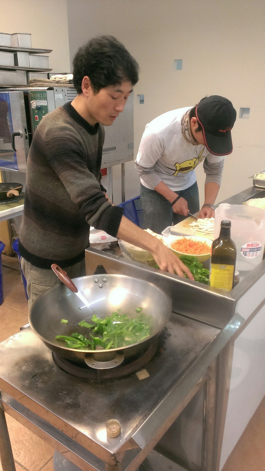 藏族青年龍珠於現場示範西藏道地麵食「天圖」製作過程