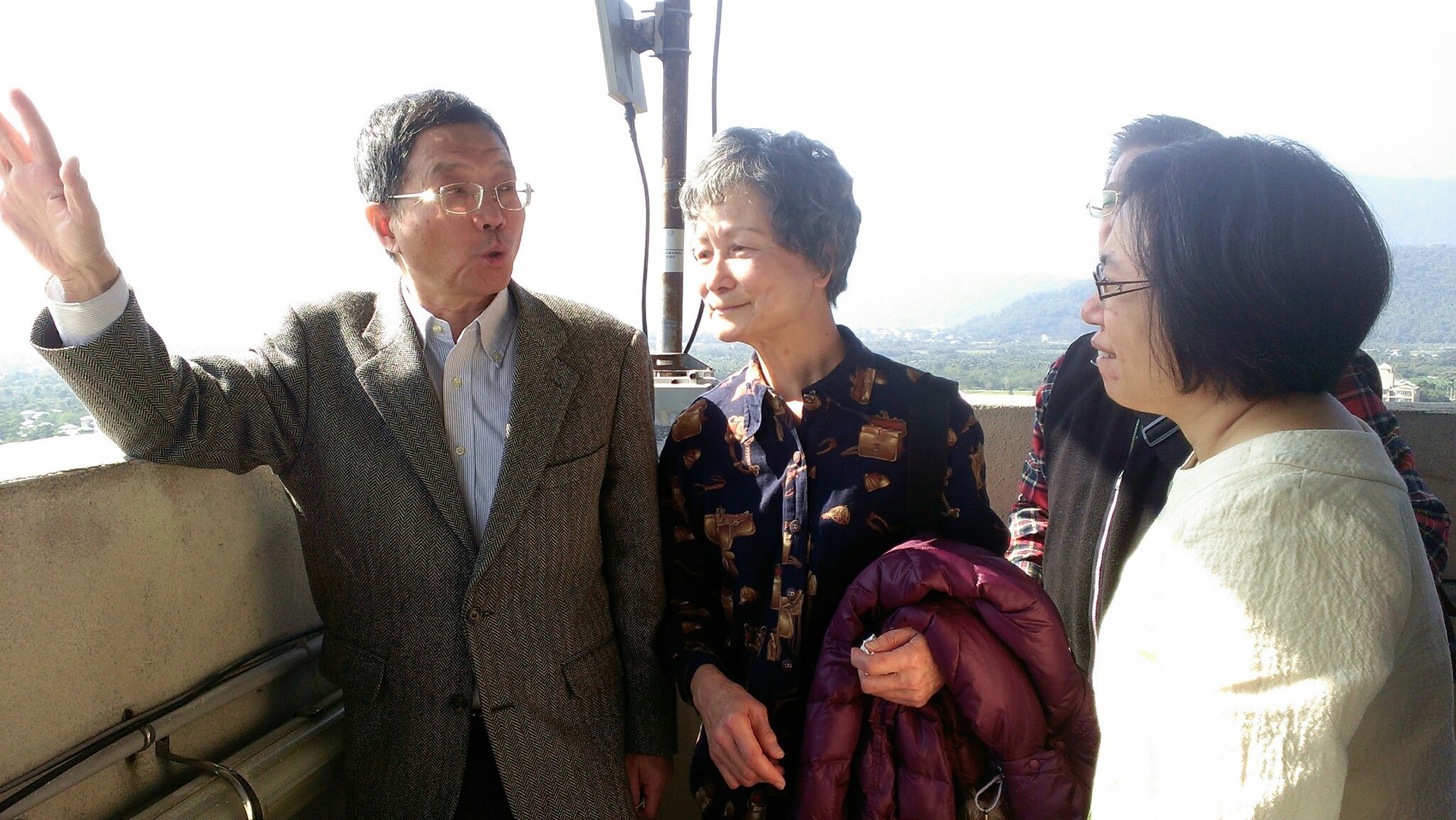 東華大學蔡裕源教授於會後帶領林碧燕女士至圖資大樓塔頂介紹東華校園風景