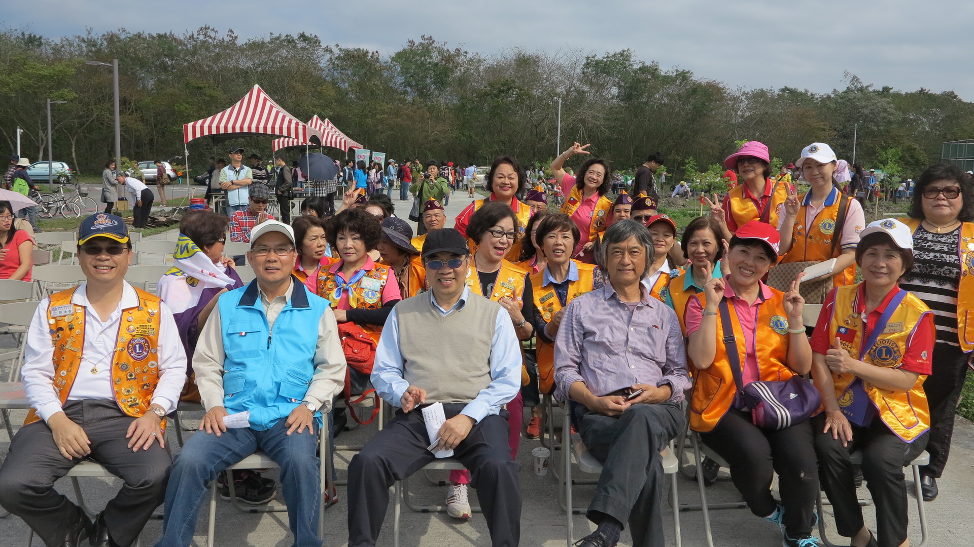 獅子會主席郭汝台（左一）、林管處處長吳坤銘（左二）、東華大學校長吳茂昆（左三）東華大學副校長鄭嘉良（左四）及國際獅子會300F區第三專區的獅友們