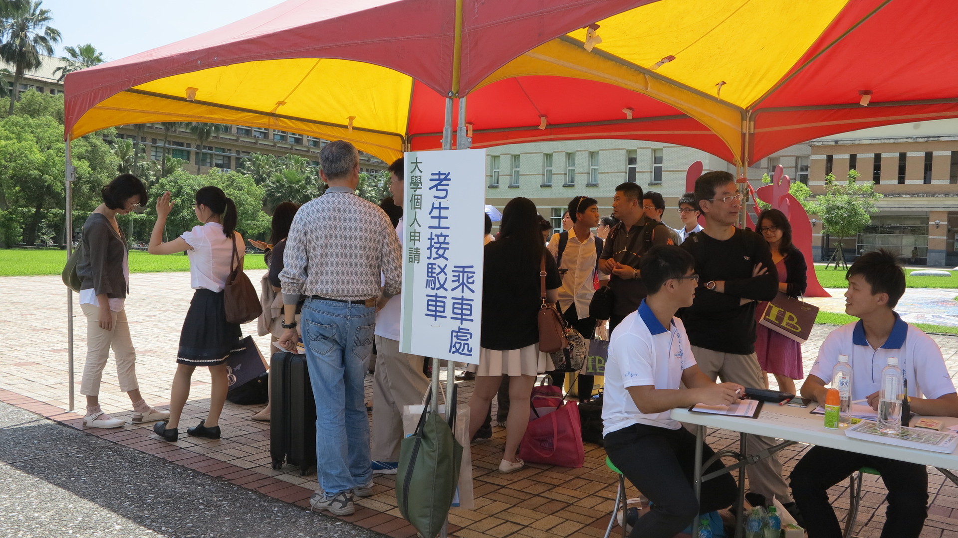 東華大學在校內設立4處接駁車接送點