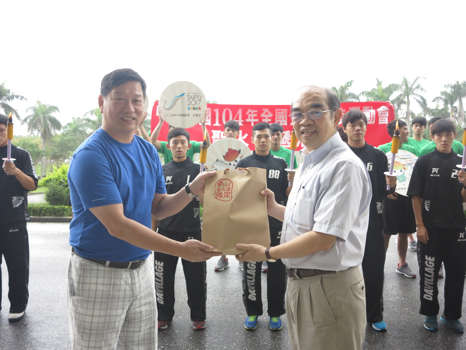 吳校長代表東華大學接受輔仁大學劉俊葉老師致贈禮品