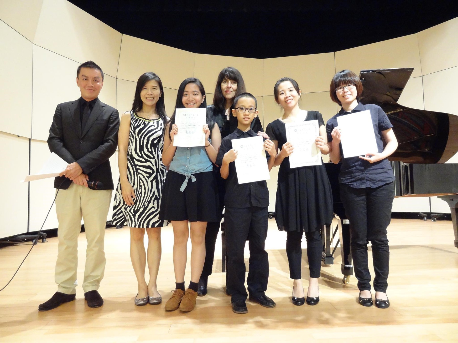 結業式頒發結業證書（左四為Nataliya教授）
