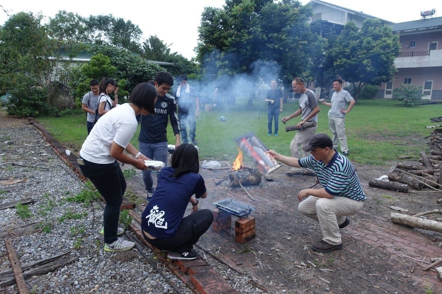 師長與同學一同生火