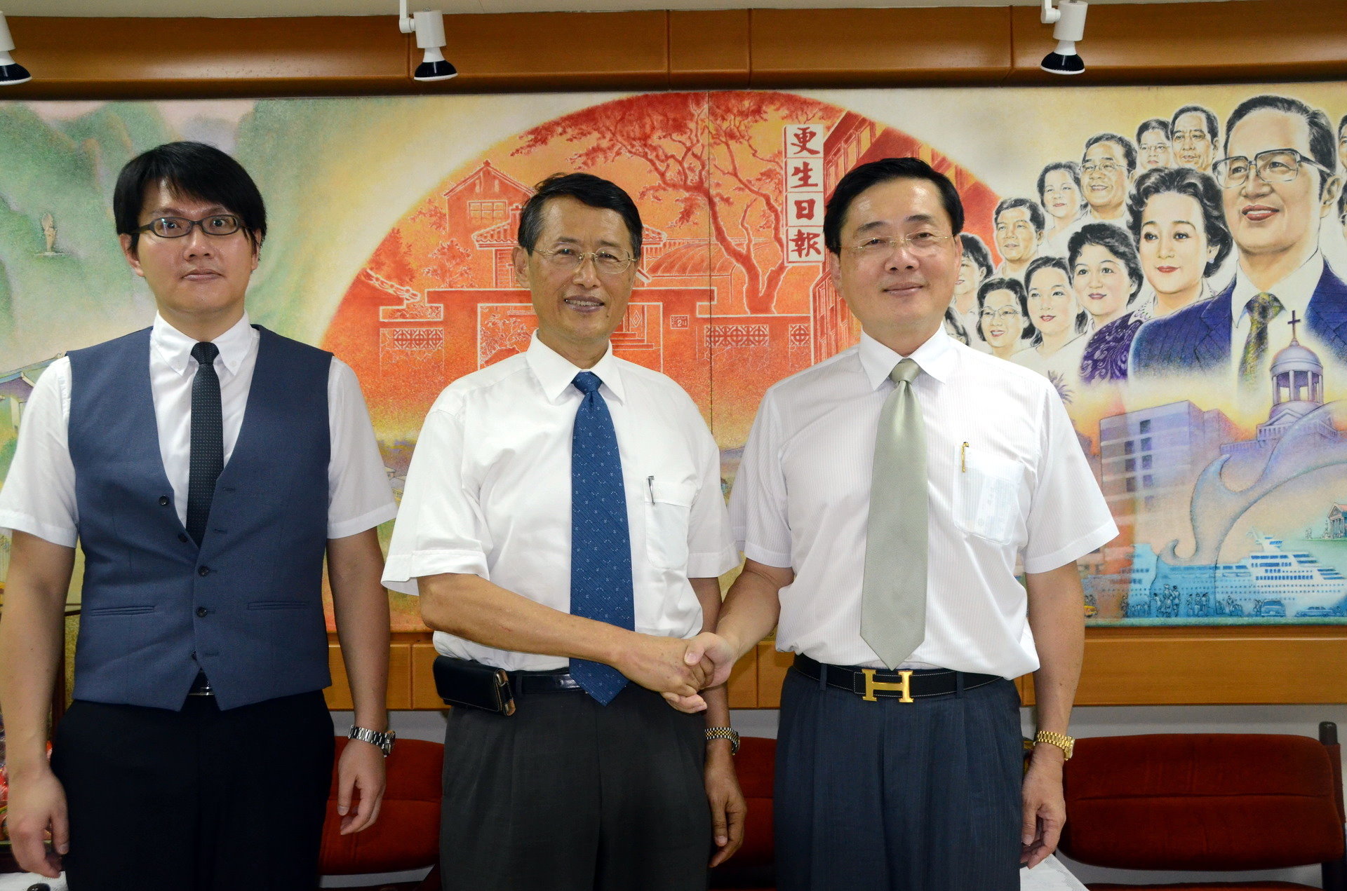 趙涵㨗校長（右一）在林俊偉組長（左一）的陪伴下拜會謝立德社長（中），分享治校理念及未來規劃。