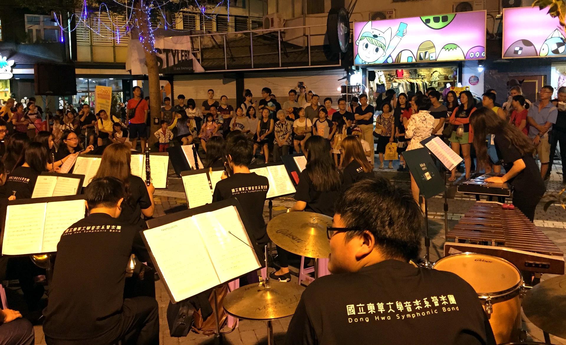管樂團在花蓮市行人徒步區現場演奏