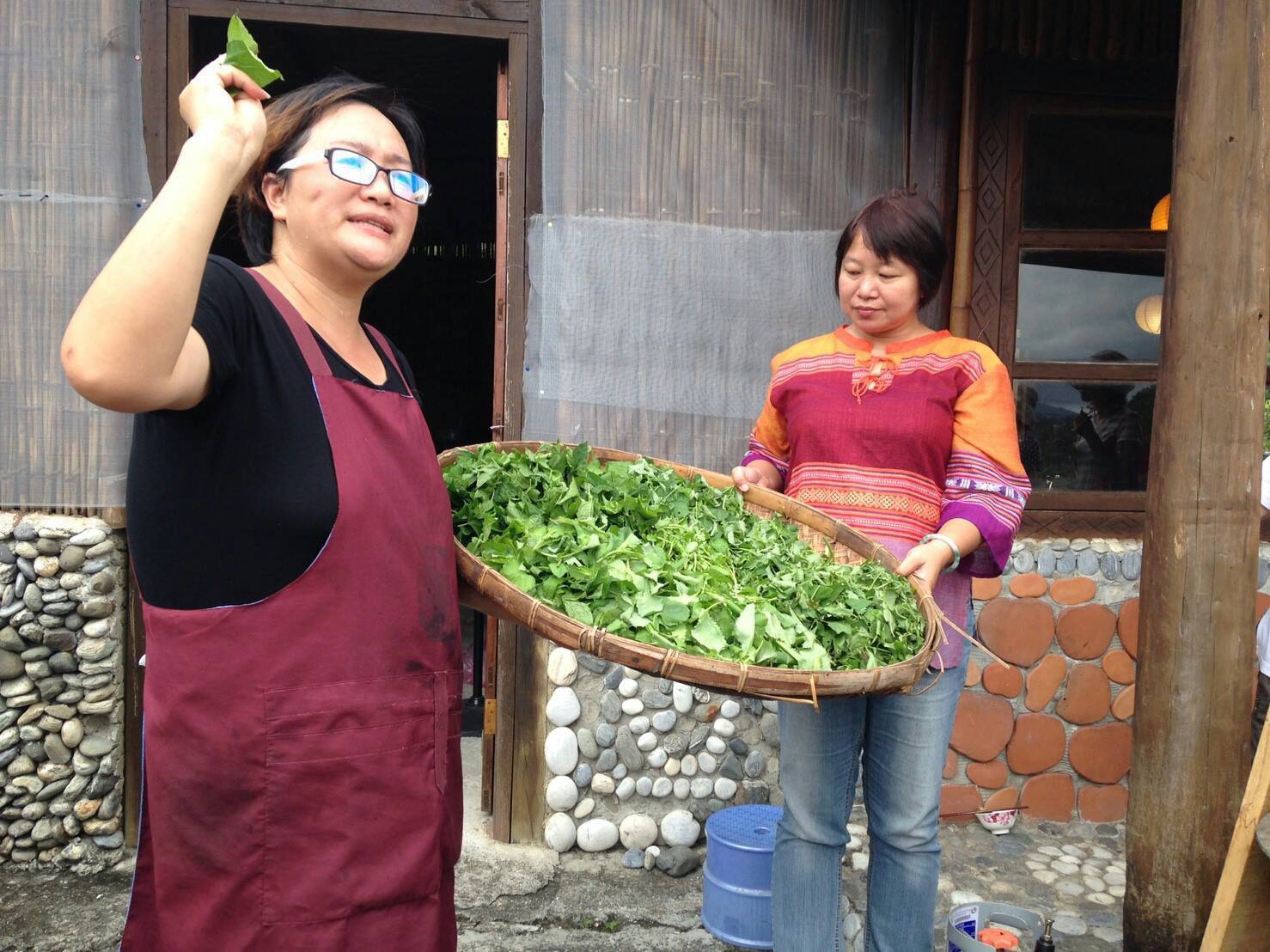 吾兀兒（左）製煮野菜大鍋湯，講解野菜時節與功效