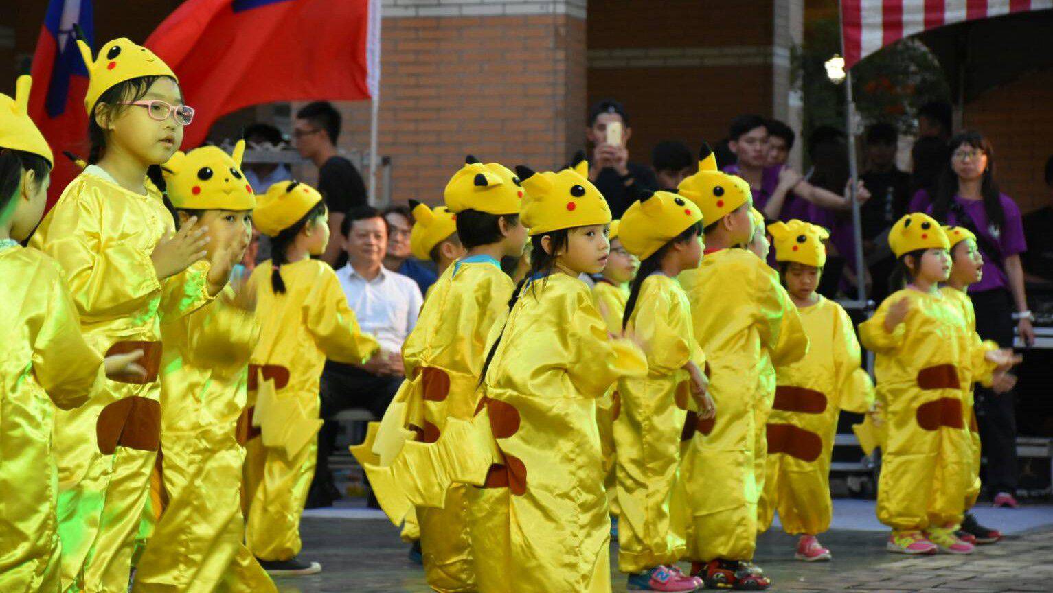 可愛的幼兒園小朋友扮成皮卡丘獻祝福