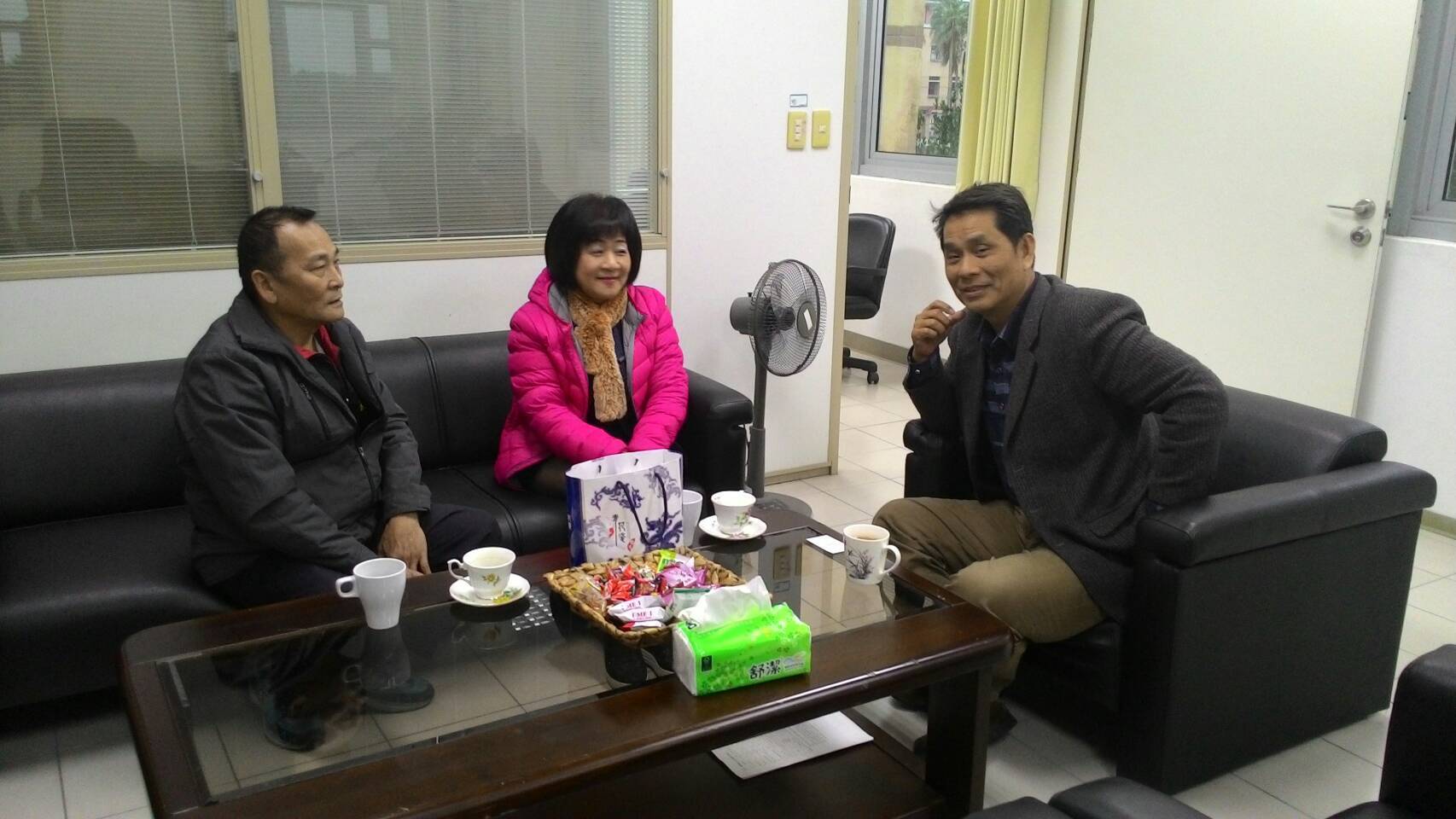 蔡漢東村長、徐雪玉議員與徐輝明副校長（由左至右）意見交流