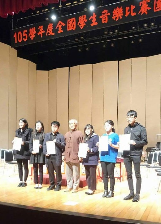 東華國樂社（右二）上台領獎