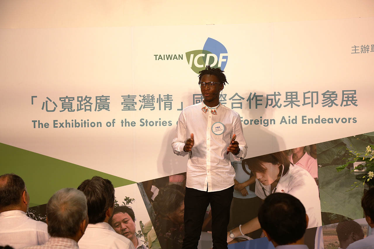受獎生尹德南（Samuel Daniel Imanga） 以流利的中文分享在東華的學習生涯及臺灣經驗，幽默風趣表達，全場驚艷