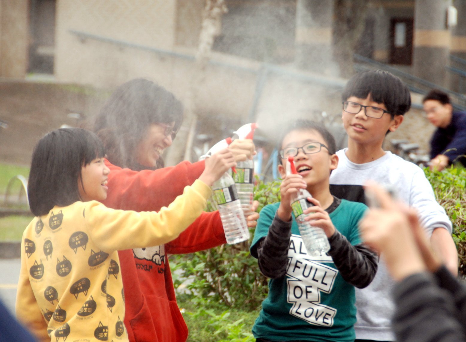 國小組的同學當起彩虹工程師，將噴槍聚在一起，終於看到彩虹！