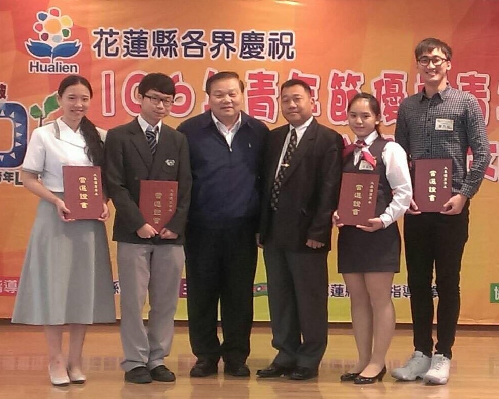國際企業學系四年級廖力加同學代表至花蓮縣政府授獎