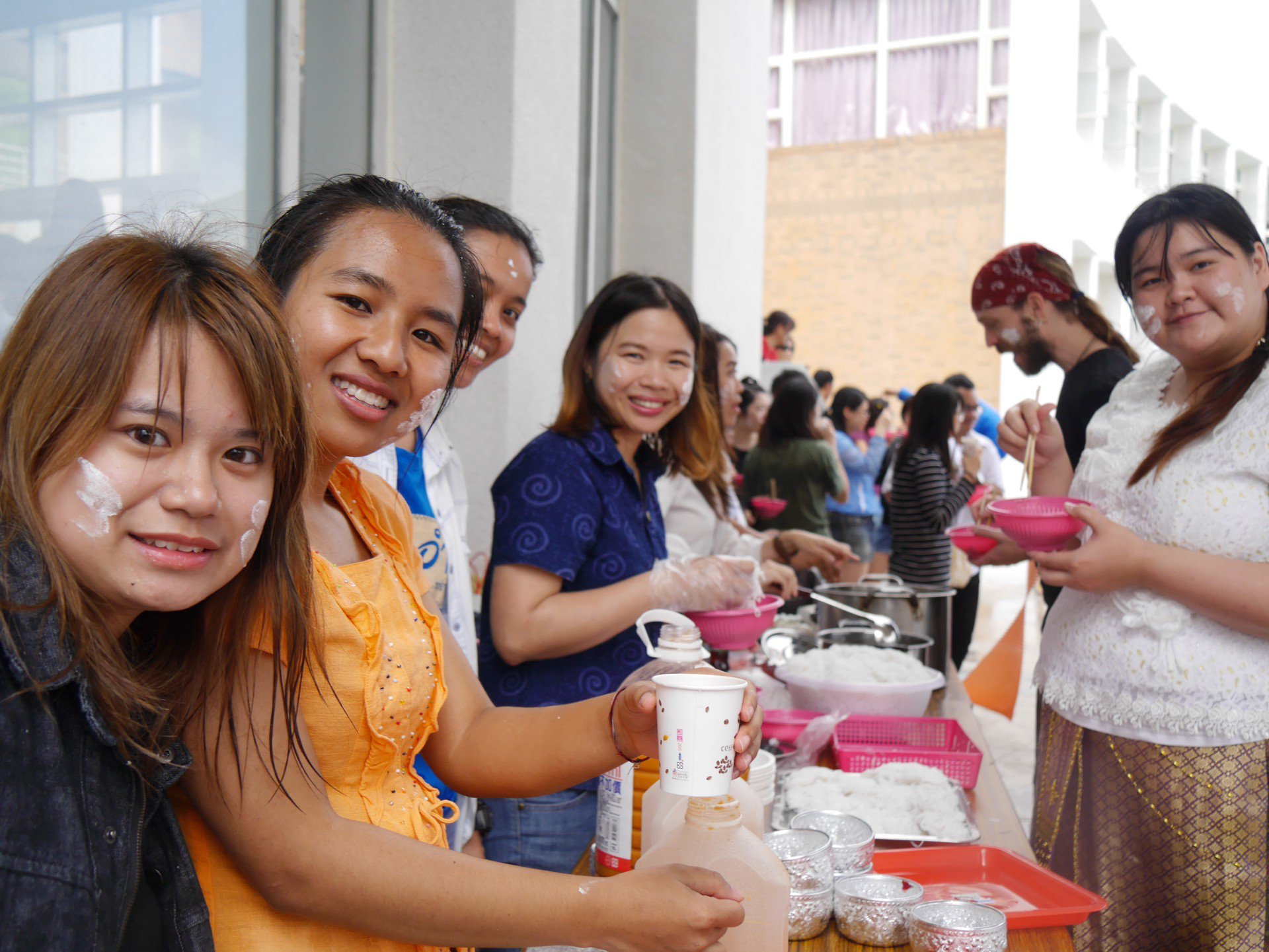 泰國同學為參與者盛裝綠咖哩料理
