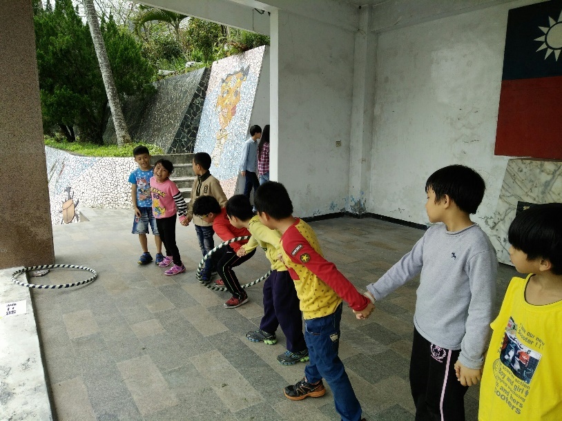 《川流不息》孩子們同心協力以呼啦圈繞過身體大合作