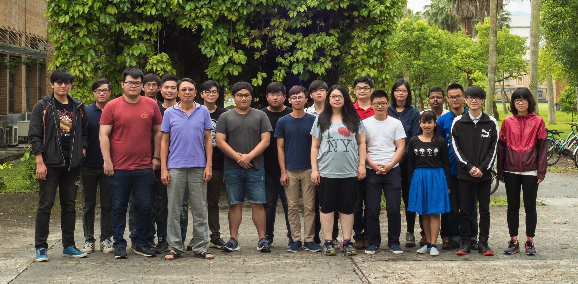 劉鎮維教授（前排左三紫色上衣者）與實驗室研究團隊