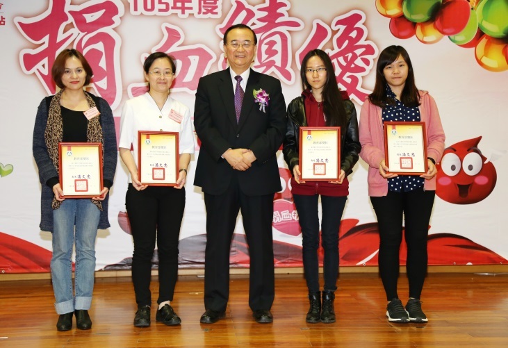 學務處衛保組王惠貞護理師（左一）代表受獎