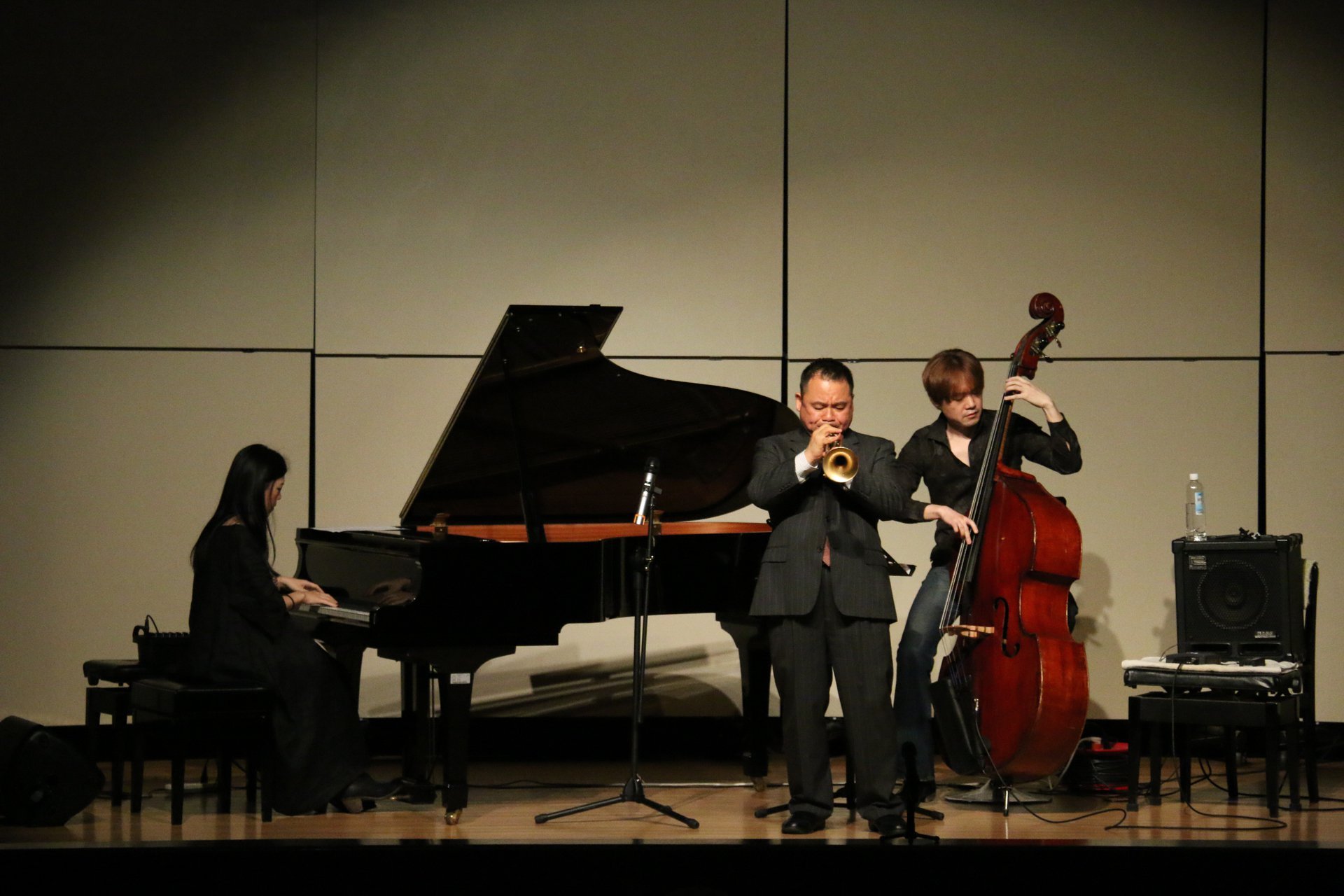 日本爵士小號大師原朋直（中）、臺灣知名爵士鋼琴家許郁瑛（左）與日本低音提琴演奏家山田洋平（右）帶來魔幻般的樂聲