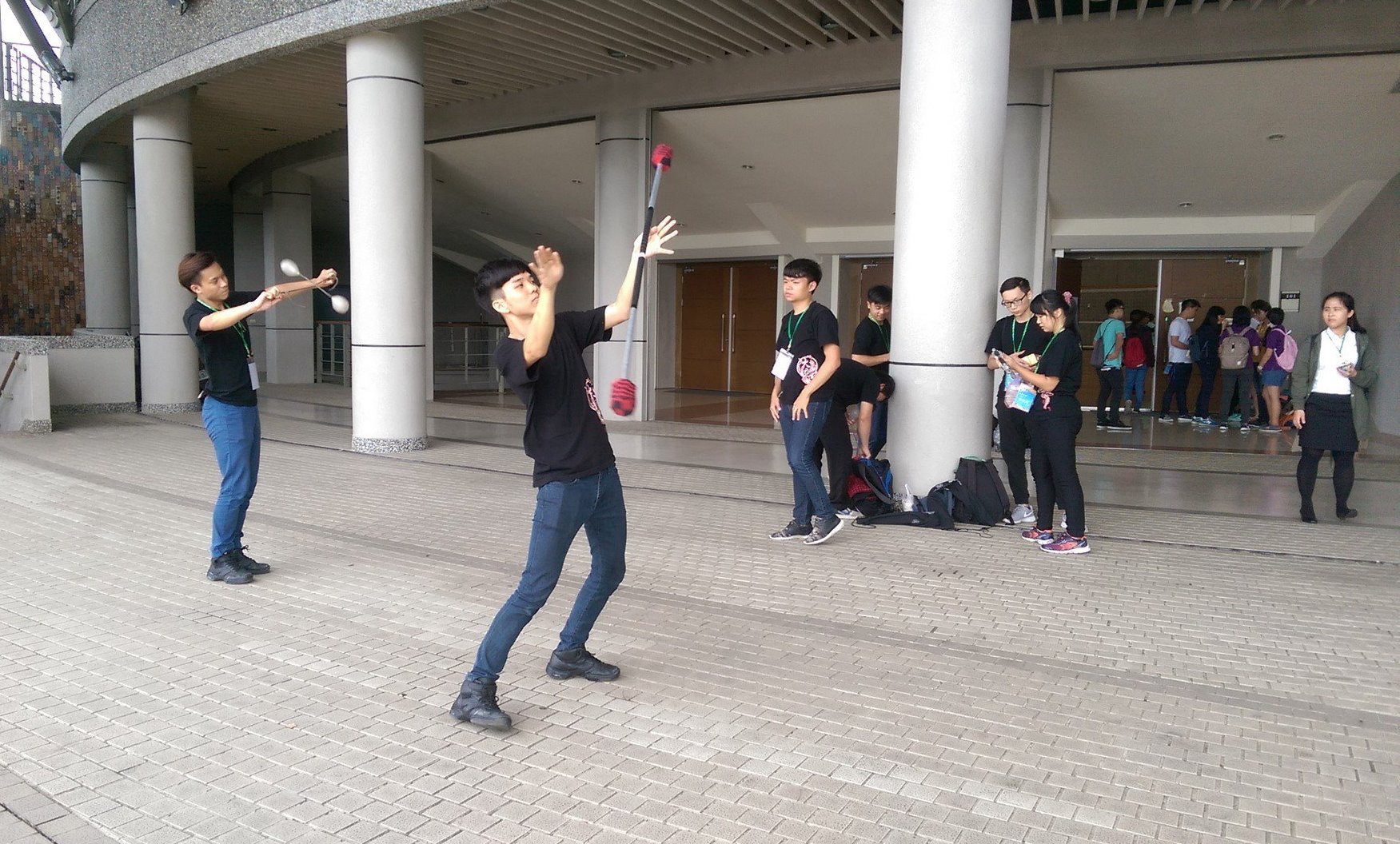 東華火舞社於佛光大學體育館外練習