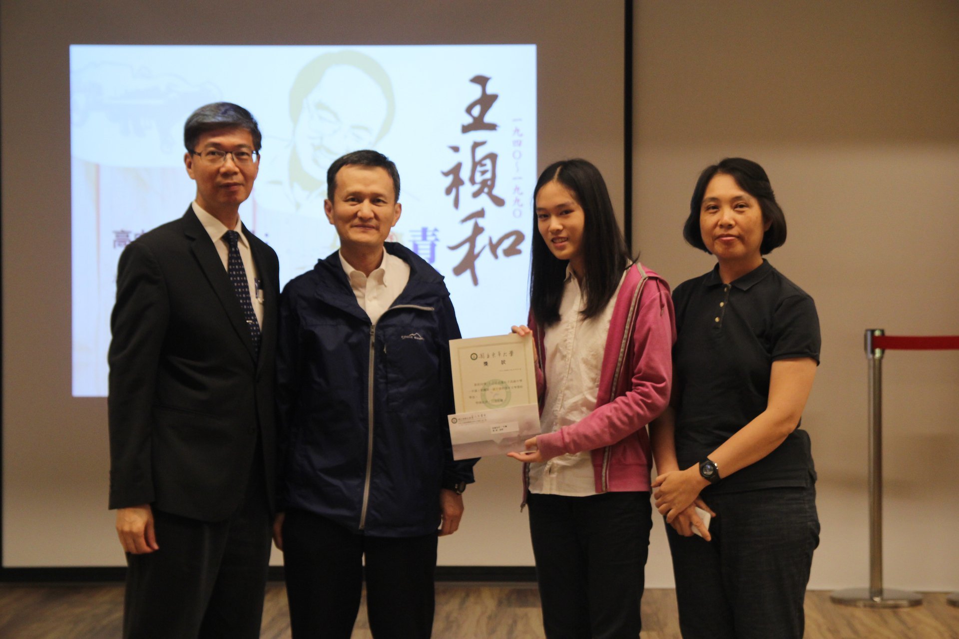 朱景鵬副校長與花蓮女中得獎同學黃欣及家人
