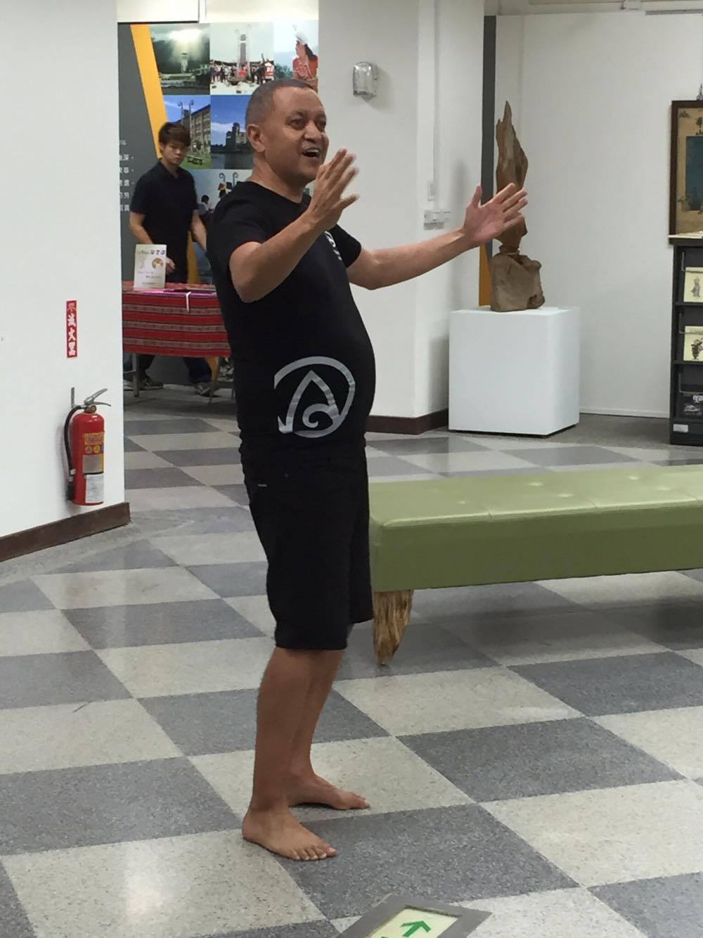 Eddie在語言與文化認同之旅展演戰舞haka