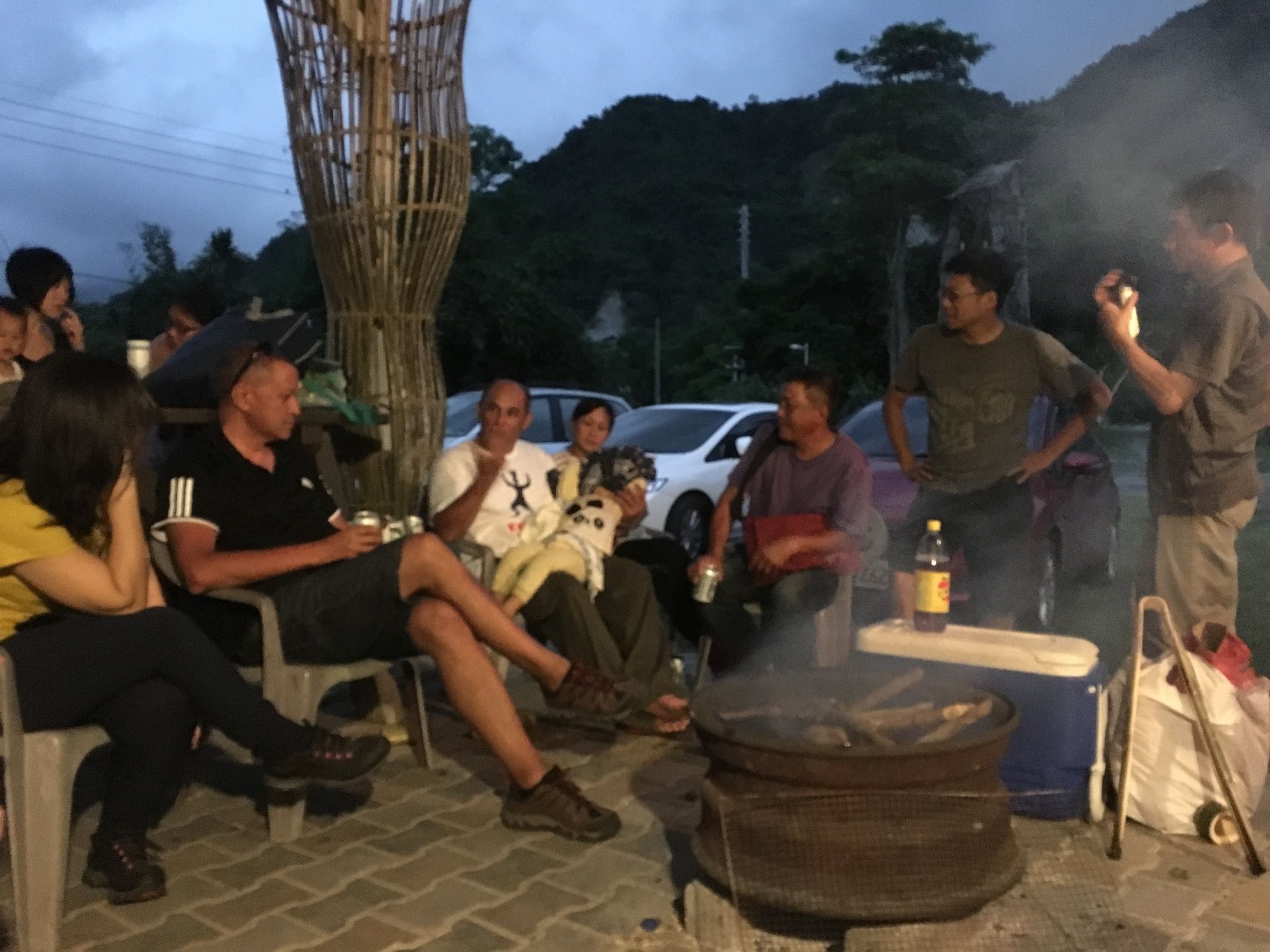 奇美部落夜宿與部落族人圍在火堆進行分享交流