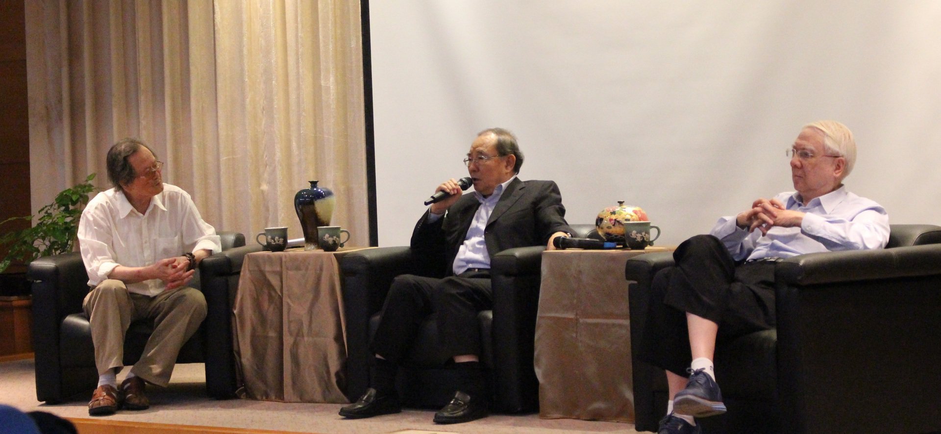 黃春明作家（左）、牟宗燦校長（中）與劉炯朗院士（右）大師對談