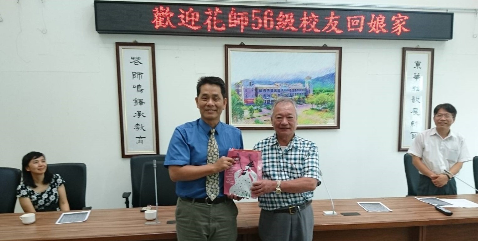 校友代表捐贈禮品給徐輝明副校長（左）
