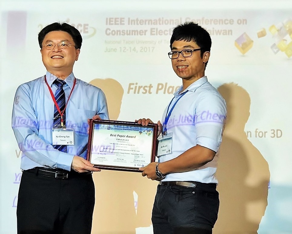 電機系研究生林杰儒代表接受2017 IEEE ICCE-TW大會主席頒發最佳論文獎第一名